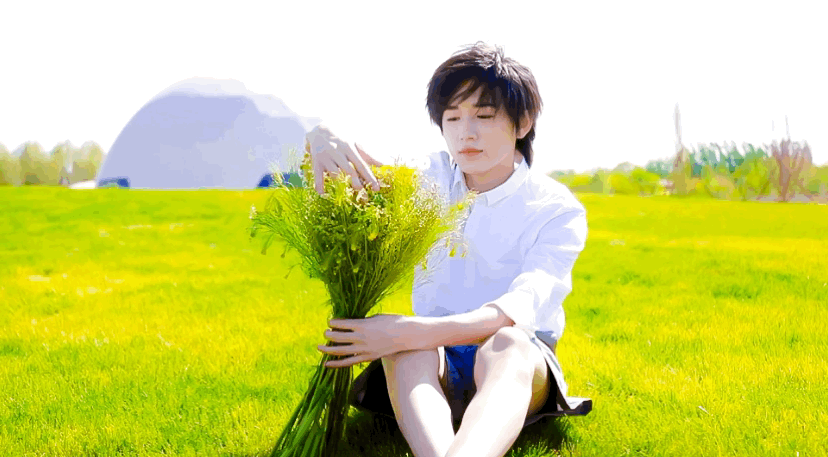 宋亚轩从跑车上下来,穿白衣场景梦幻,好似看到他未来结婚的样子