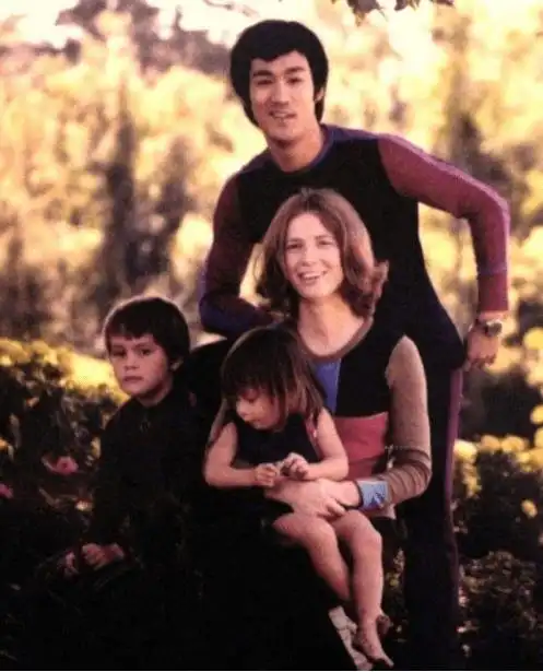 她是李小龙的妻子,却在李小龙死后嫁其徒弟,两年后惨遭抛弃