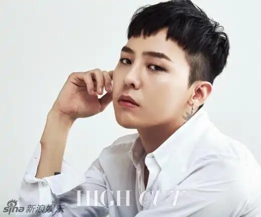 权志龙清爽短发登杂志 露脖颈纹身霸气