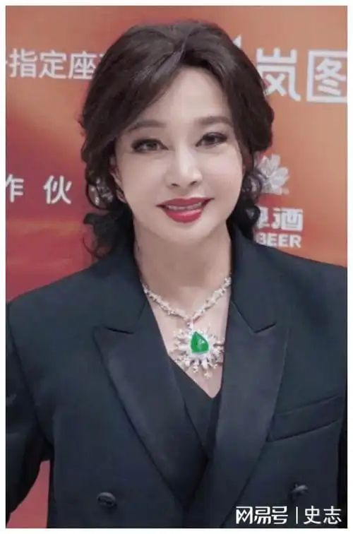 看到60岁的叶童,才知道69岁的赵雅芝,活的有多"虚假"