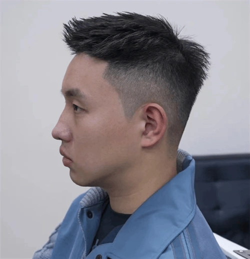 流行的男生短发推荐帅气时髦的前刺发型简单自然又大气