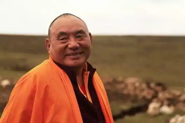 佛法普渡,佛陀倾谈受洗礼 6月4日,恰逢洛噶法王带领众僧做法会.