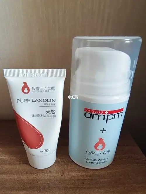 羊脂膏质地粘稠,需要以1:3的比例和积雪草混合使用,在手心涂抹均匀后