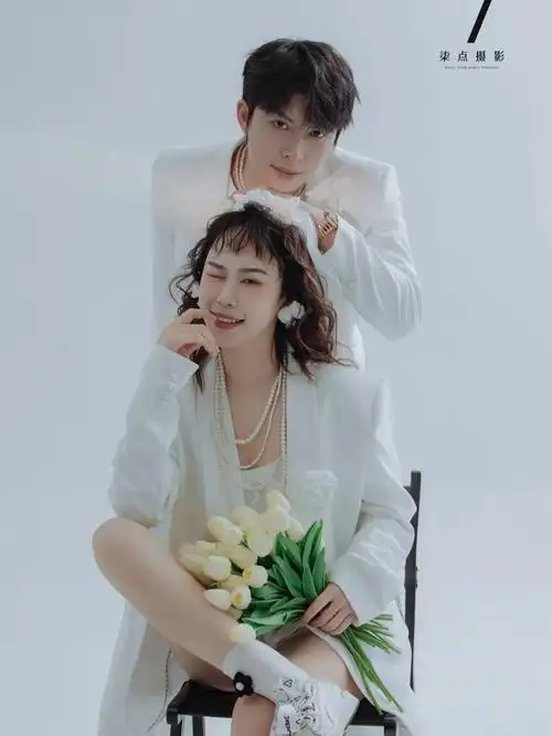 又a又sa的西装个性婚纱照