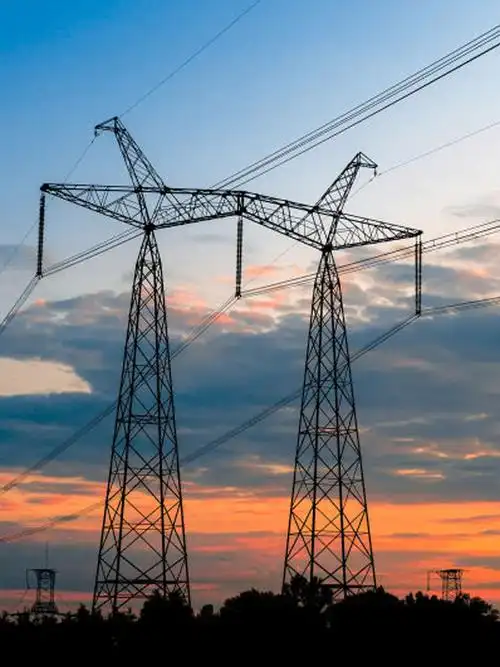 中午是高温时段,工人应尽量在这个时间休息,不要到电力铁塔上进行作业