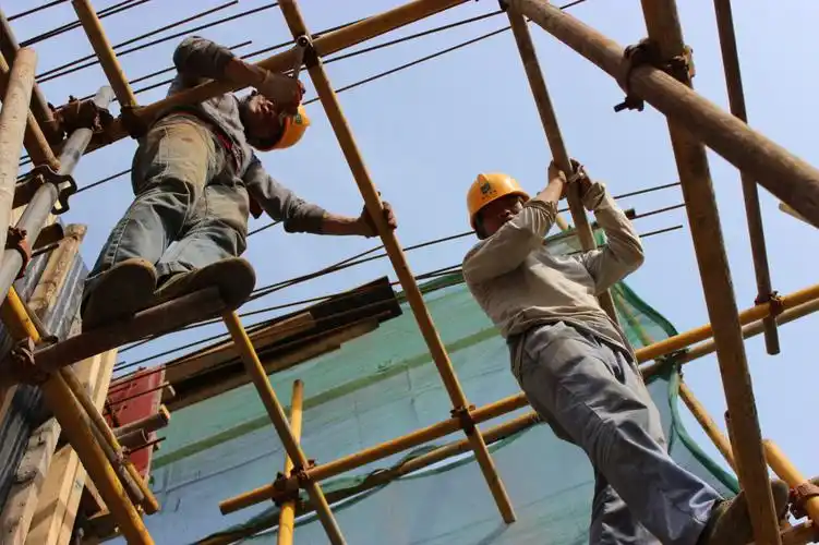 五一视角工地上辛苦劳作的建筑工人