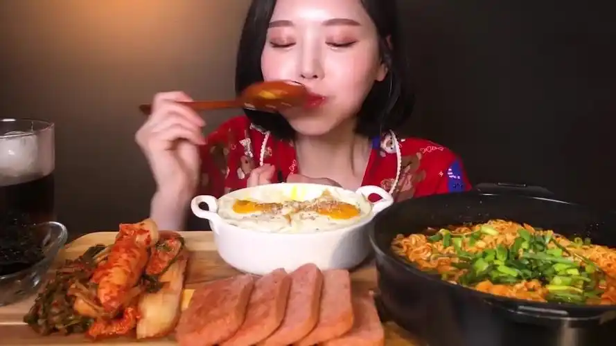 小姐姐吃饭真香