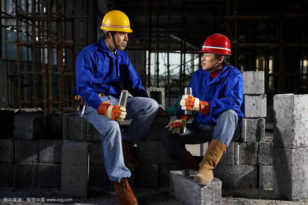 建筑工人在工地