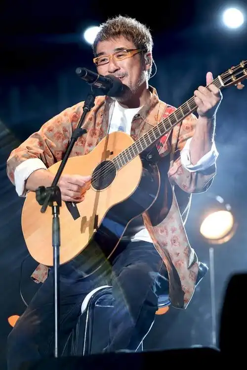 如今褪去盛名甘于沉寂的李宗盛,已近花甲之年却永不迟暮