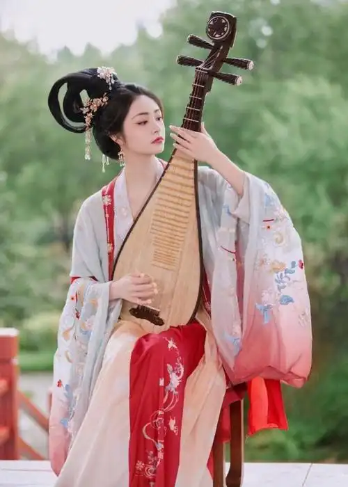 周洁琼弹琵琶古风写真犹如画中走出来的仙子仙气飘飘