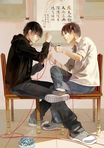 小哥和吴邪面对面坐着 手上缠着红线 吴邪手上一把剪子 背景是一副画