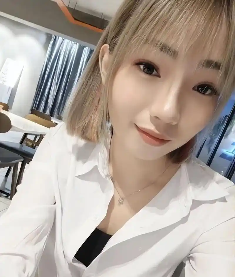 华裔女歌手许佳玲:狂热粉丝的悲剧 26岁的马来西亚华裔女歌手许佳玲