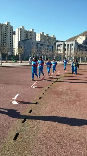 迁西三中八29班为光脚跑完的那个男孩喝彩!