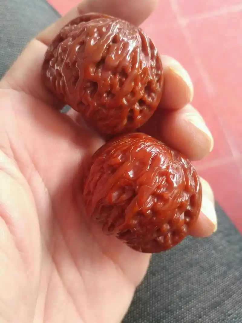 包浆玉化的文玩核桃,手感如同玛瑙一般