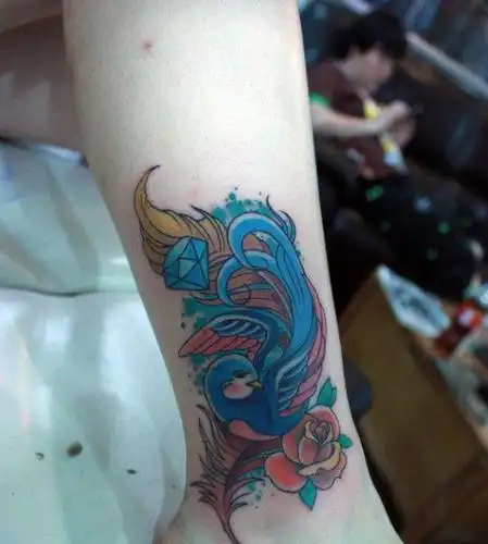 女生脚踝羽毛纹身图案