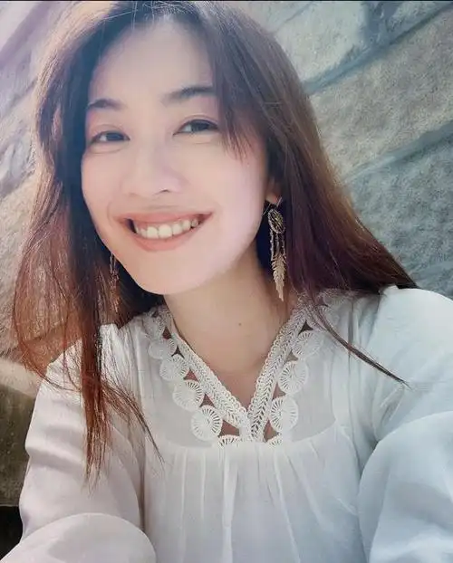 据港媒报道,前港姐季军朱千雪在经过三个月的实习期后,正式成为一名