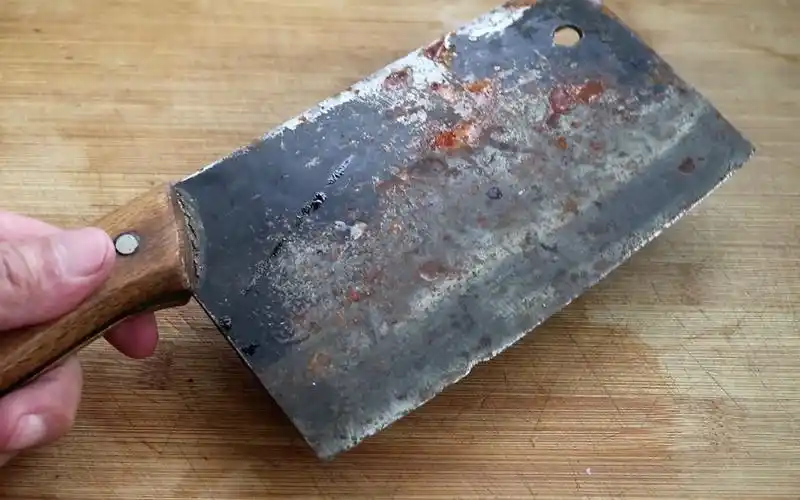 家里生锈菜刀别再扔了,大厨教你一招,铁锈没有还锋利,真实用