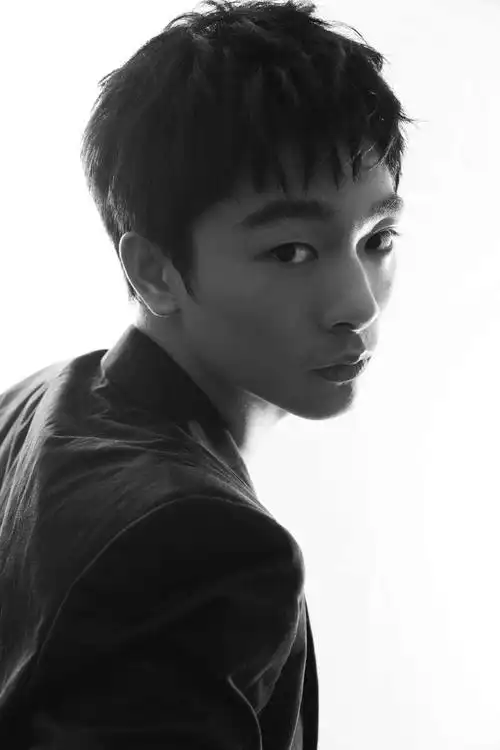 电影八佰云首映礼张宥浩身穿fendi西服出席阳光灿烂