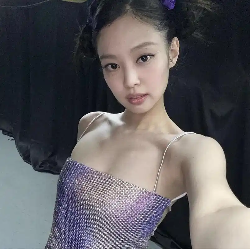 金珍妮# jennie怼脸自拍,这应该是前段时间的,身材真的很不错