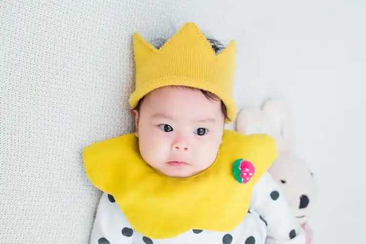 张言的儿童摄影作品《百天宝宝》