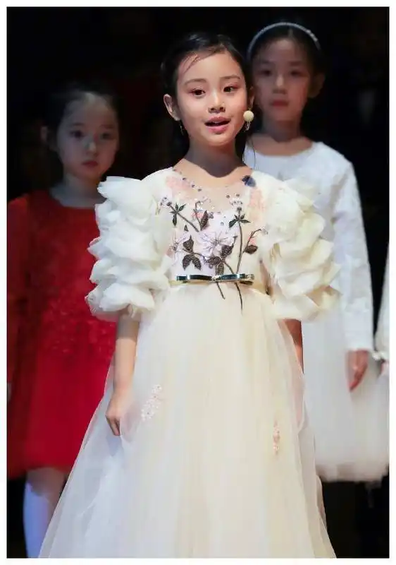 甜馨成功摘掉"丑女"标签,9岁逆袭成美人,像爸像妈终于清楚