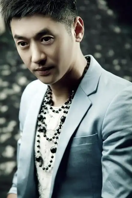 内地著名男歌手陈咏单曲《你把真心给了谁》.