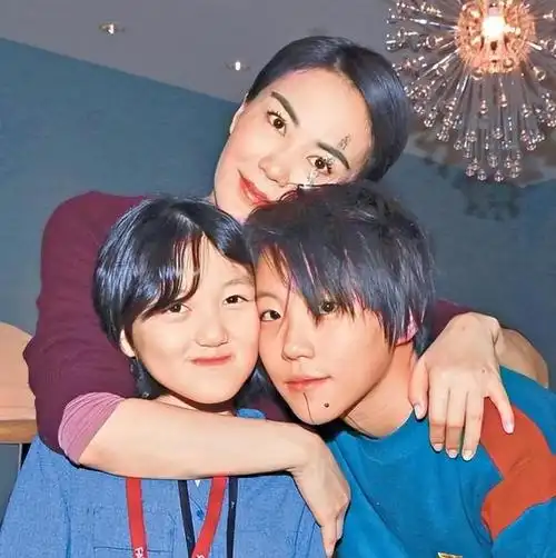 王菲女儿窦靖童欲向谢霆锋学滑雪否认结婚传言引网友热议