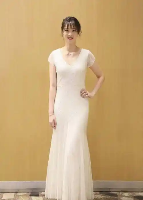 惠若琪又穿长礼服,192cm的身高再加一双高跟鞋,这气场太强大!