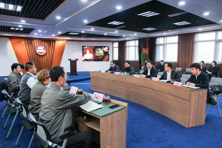 离婚后她嫁给了鞍山富豪马明东,马明东是运营矿产生意的,家境殷实,在