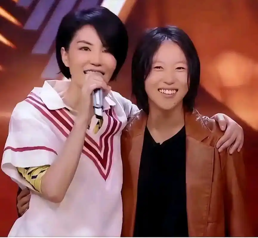 "  窦靖童是王菲和窦唯的女儿,两人离婚后,王菲就将窦靖童带在身边.