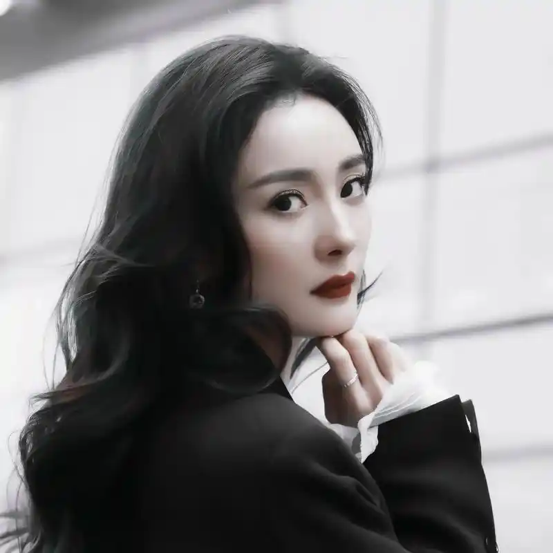 杨幂产后刚复出的时候,脸上洋溢着幸福,感觉整个人都很温柔,离婚后