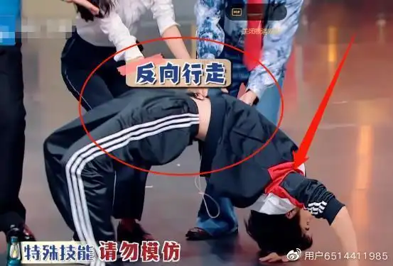 张新成挑战反向四肢行走看到韩雪下意识反应好修养没法装