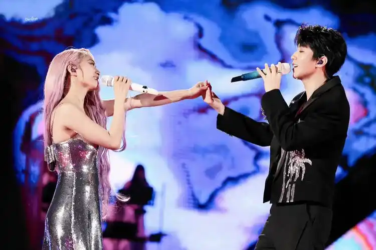 天呐,蔡依林王俊凯五年后再唱心引力,居然还手拉手一起对唱,帅哥美女