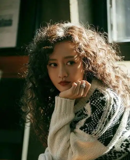 照片中她一头羊毛卷俏皮靓丽,还发文表示主演的新