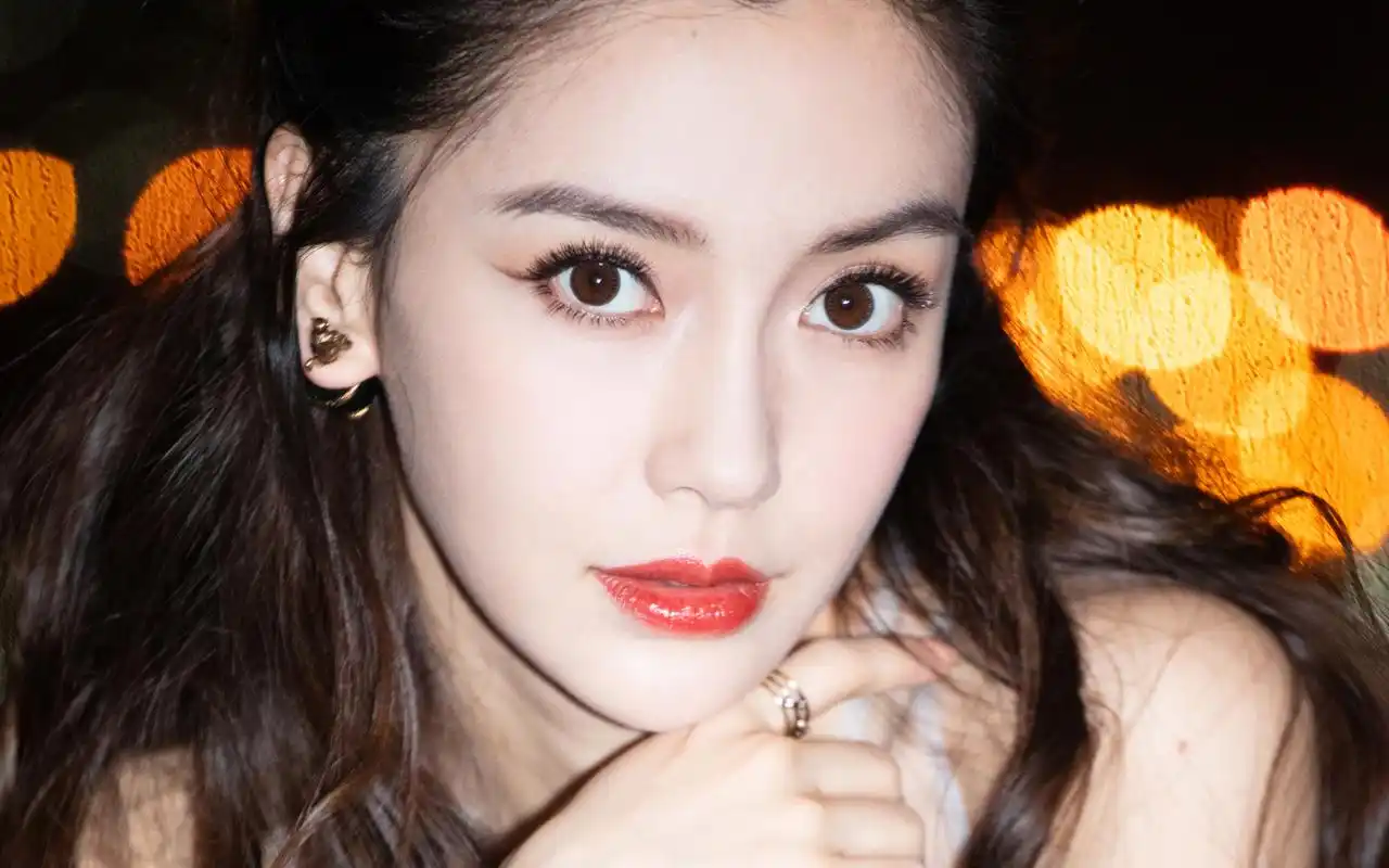 angelababy浅色纱裙性感图片桌面壁纸