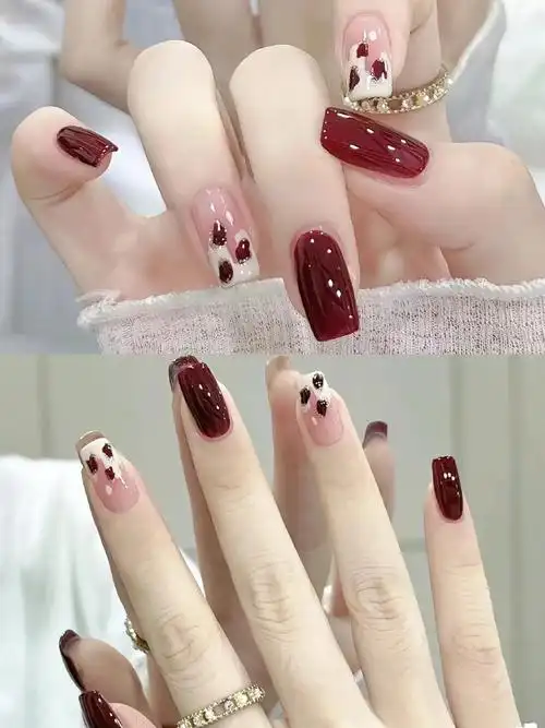 谁懂啊,红色美甲太显白啦!#秋冬显白美甲 #美出高级感 #过 - 抖音