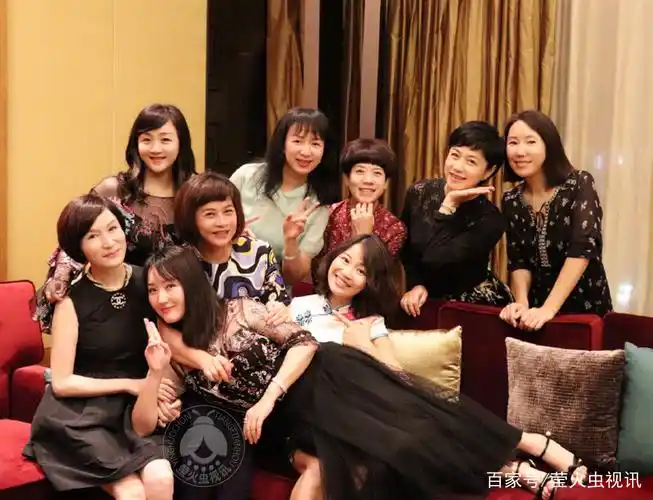 杨钰莹闺蜜聚会扮天使晒美照,面容清秀,身材苗条,像个小妹妹