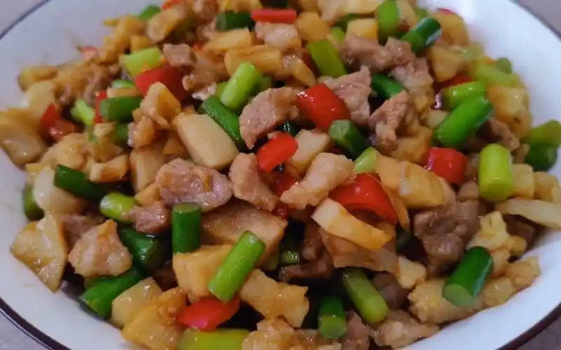 藕丁炒肉这样做,香辣好吃超下饭,厨房小白一学就会