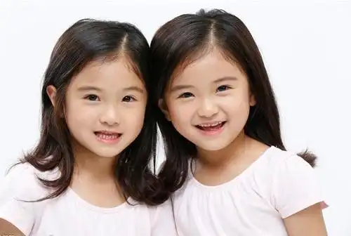 长成个体,异卵即两个卵细胞同时受精分别长成个体同卵双胞胎会象得多