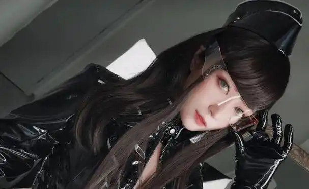 女生公车上穿胶衣cos出行引发异样目光网友换我就动手了