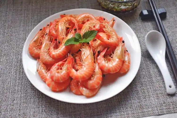 的吃法有许多种,清蒸基围虾能够很好的保留它本身的营养物质和滋味