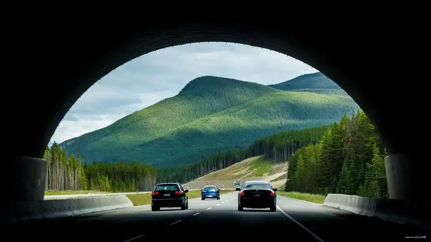 地点街道路艺术设计建筑隧道拱交通工具汽车摩托车汽车自然风景暗色