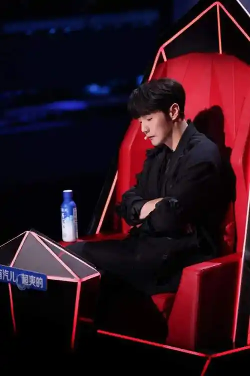 《2022中国好声音》导师抢人大战持续升温,李荣浩精准吐槽,金句频出