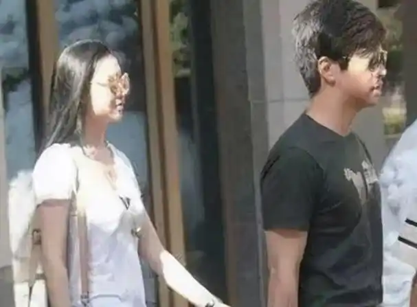 疑似李健老婆怀孕,李健小心翼翼扶老婆下台阶,超像李湘