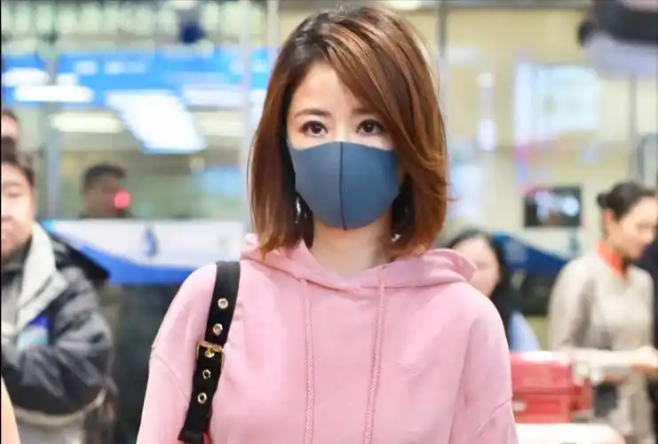 43岁林心如短发粉衣身型超少女,但眼神一看就生过孩子