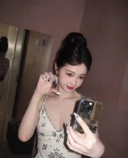 虞书欣身穿镶钻肩带深v白色连衣裙,秀出傲人职业生涯,笑容甜美可人.