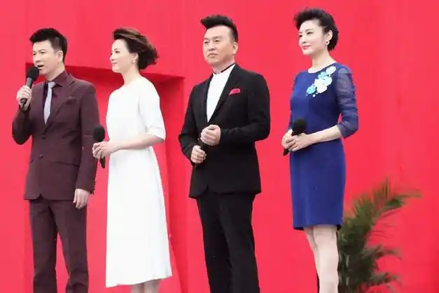 周涛董卿同台主持差距大一个站c位优雅从容一个站边缘像新人