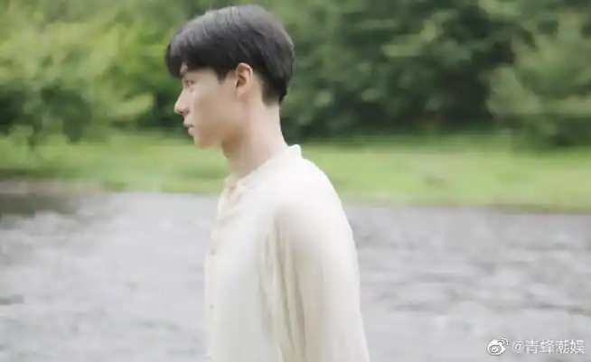 因为这能显得他侧脸是非常的帅气呢,而且我从胡一天的眼神中看到了