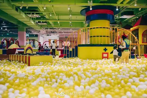 夏日炎炎,室内的大型游乐场简直就是孩子们的快乐大本营