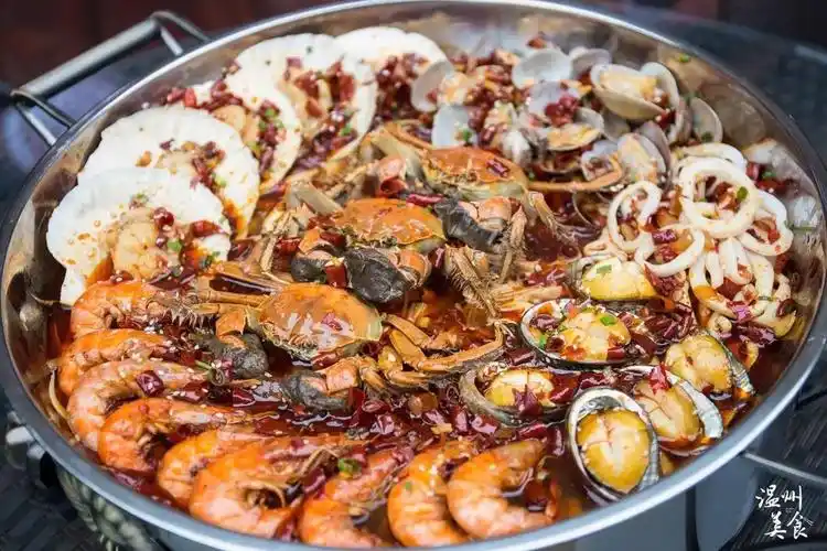 据说冷空气就要来温州了 能和朋友一起吃上一份毛孔喷张的麻辣海鲜锅